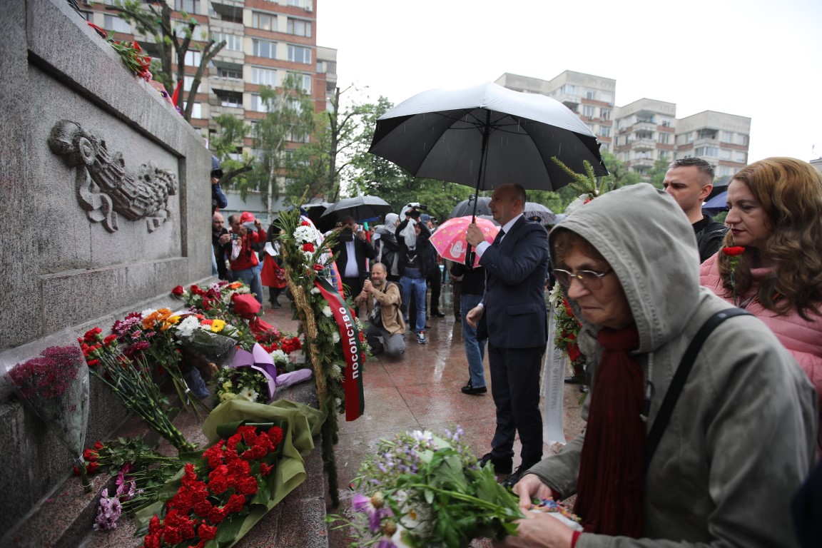 <p>Честване на Деня на победата пред &quot;Паметник на съветския войн - костница на загиналите в Отечествената война&quot;.</p>