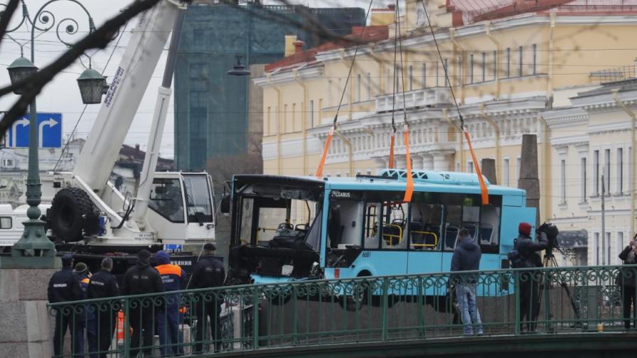 Автобус потъна в река в Санкт Петербург, загинали