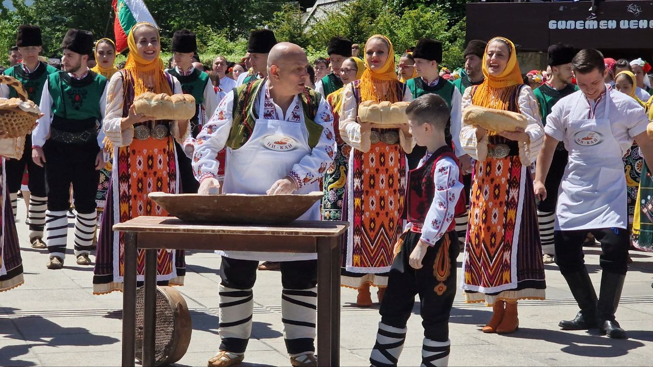 <p>В София се опитват да направят най-дългото хоро. Хиляди ентусиасти се събраха пред НДК в столицата, където се провежда събитието. Хора от над 40 клуба от цялата страна се включиха в инициативата и танцуваха заедно. Най-вероятно няма да има опит за подобряване на рекорд, а хората се събират, за да танцуват заедно, предаде NOVA.</p>