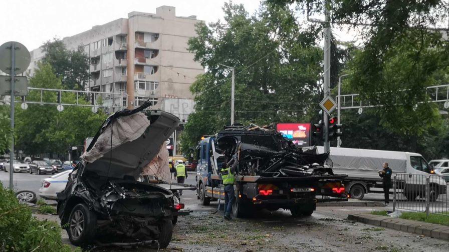 Тежка катастрофа в Пловдив, загинаха двама младежи (СНИМКИ/ВИДЕО)