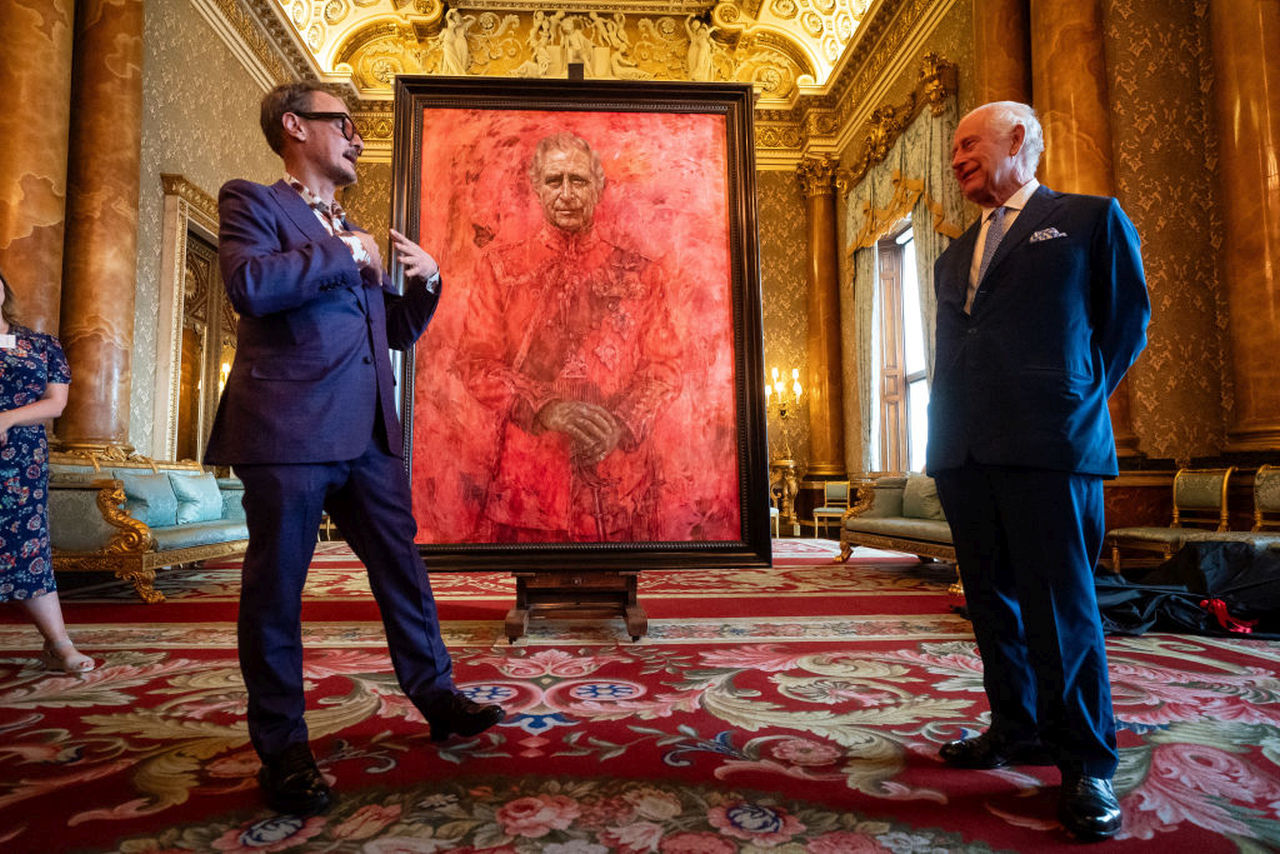 <p>Художникът Джонатан Йео изобразява крал Чарлз на яркочервен нюансиран фон, облечен в униформата на уелската гвардия, с пеперуда точно над рамото му.</p>