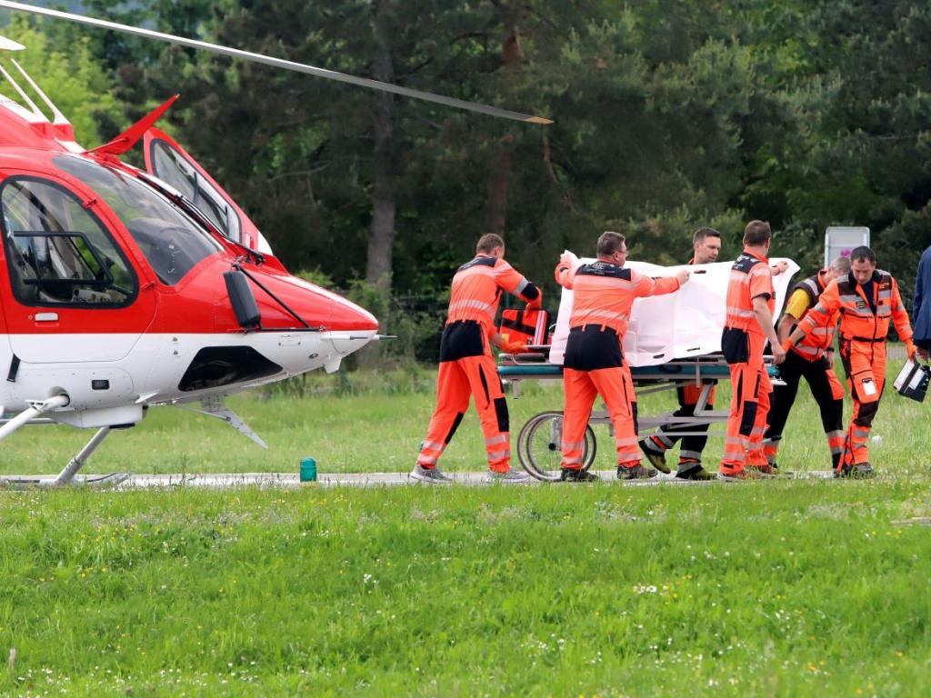 Словашкият премиер Роберт Фицо бе прострелян и ранен в корема