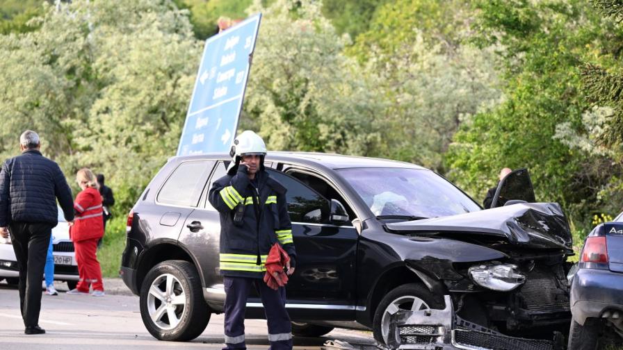 <p>Кола на НСО, в която се е возил Кирил Петков, е катастрофирала - има жертва&nbsp;(СНИМКИ)</p>