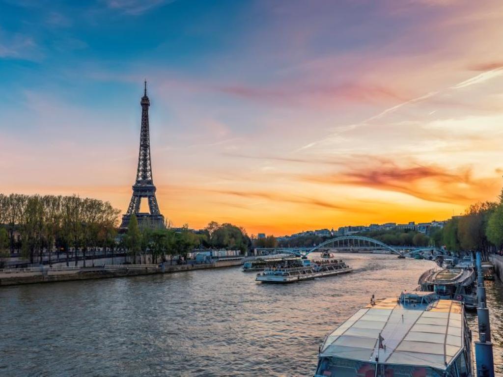 Уникални килими на почти 2 века в момента красят Париж