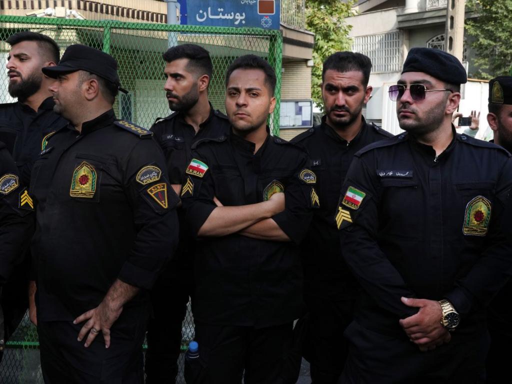 Иранските сили за сигурност арестуваха повече от 260 души включително