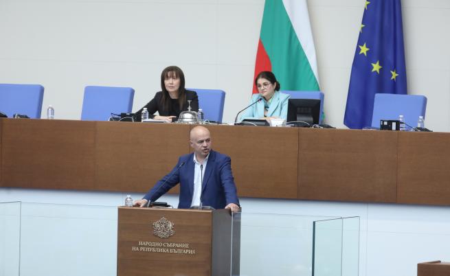 Нов депутат се закле на извънредното заседание днес