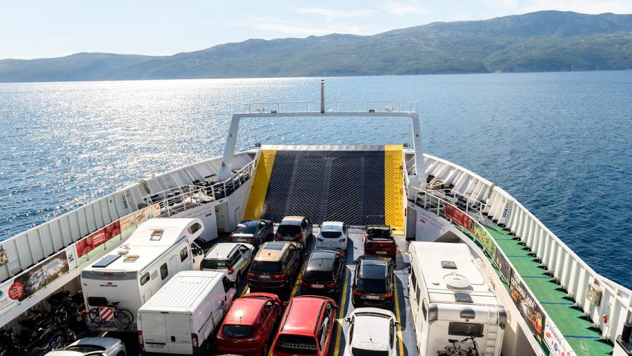 Имайте едно на ум: ограничения за електромобилите на гръцките фериботи