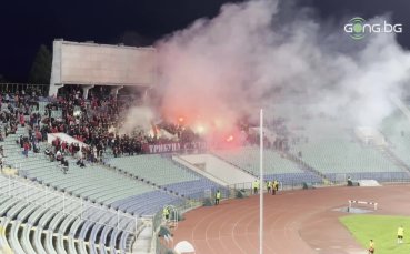 Феновете на ЦСКА подкрепят отбора срещу Черно море