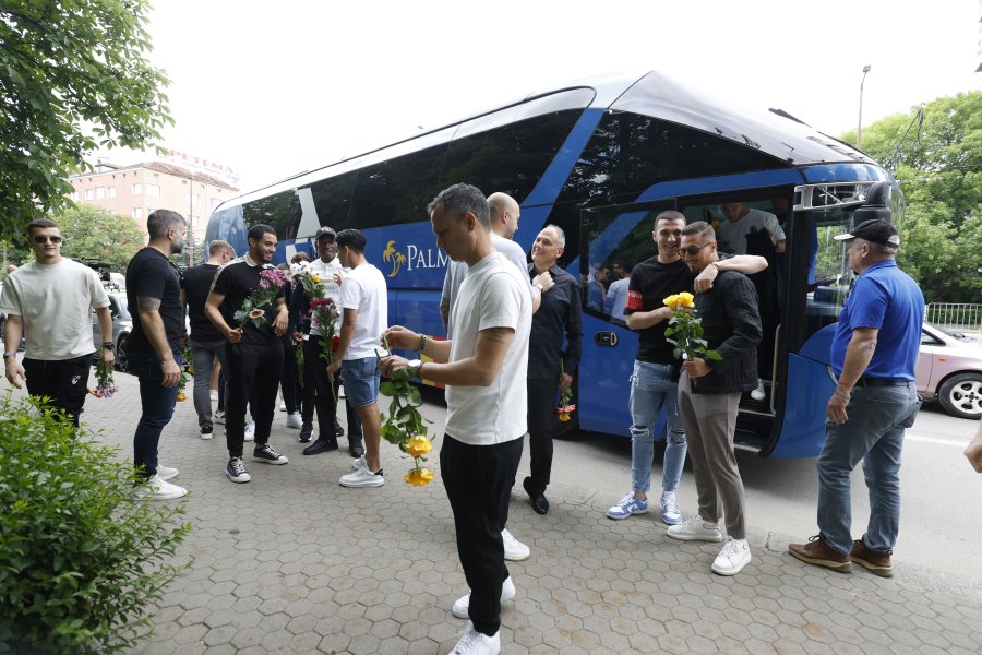 Левски поднесе цветя на Могилката1