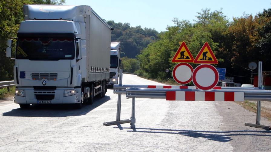 Катастрофа между камион и два мотоциклета край Велико Търново, има жертва