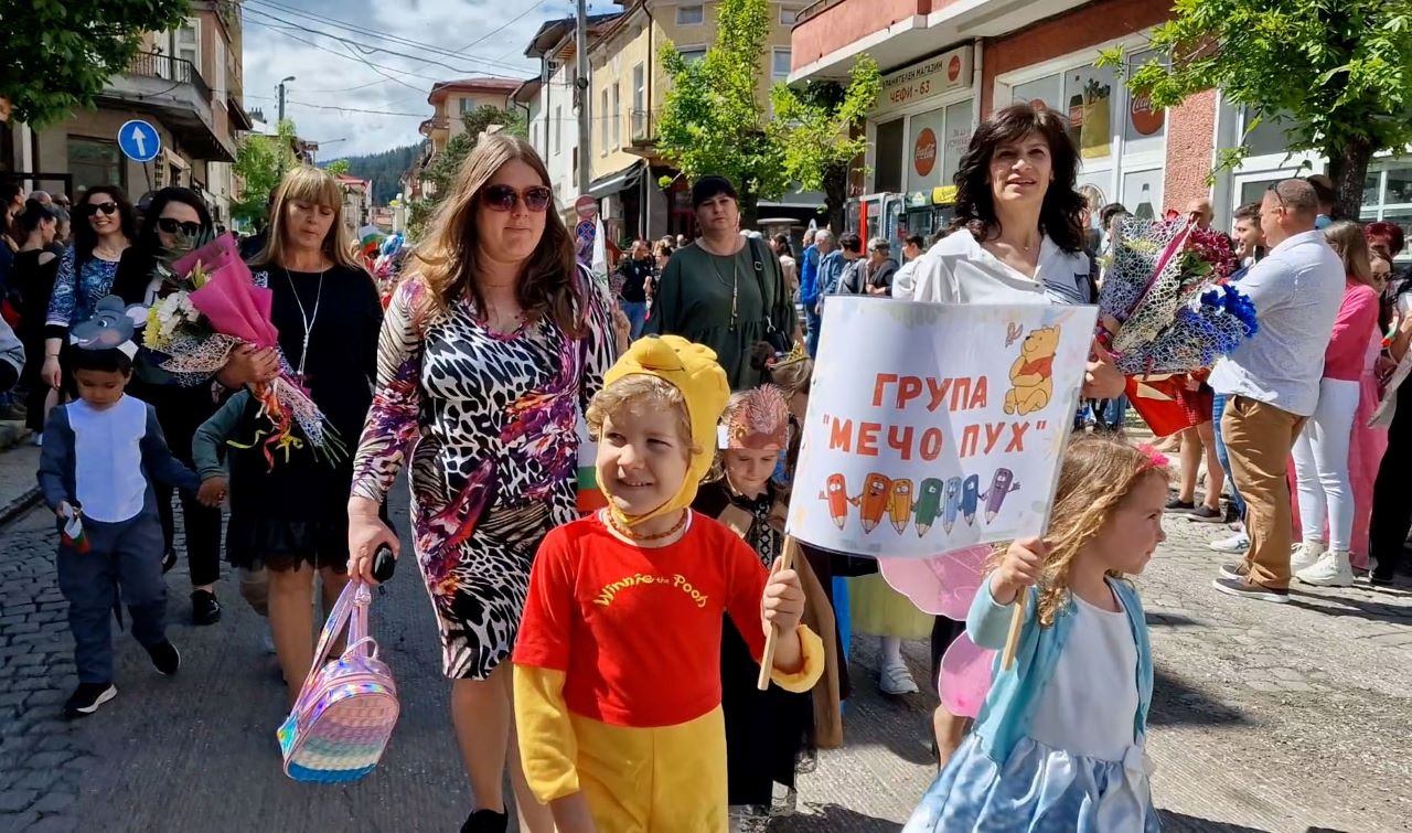 <p>С празнични шествия и тържествени церемонии бе отбелязан 24 май - Ден на светите братя Кирил и Методий, на българската азбука, просвета и култура и на славянската книжовност.</p>