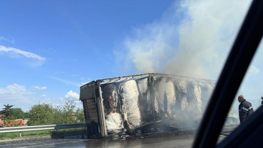 Камион се обърна и се запали на Околовръстния път на столицата. Инцидентът стана близо до Казичене.