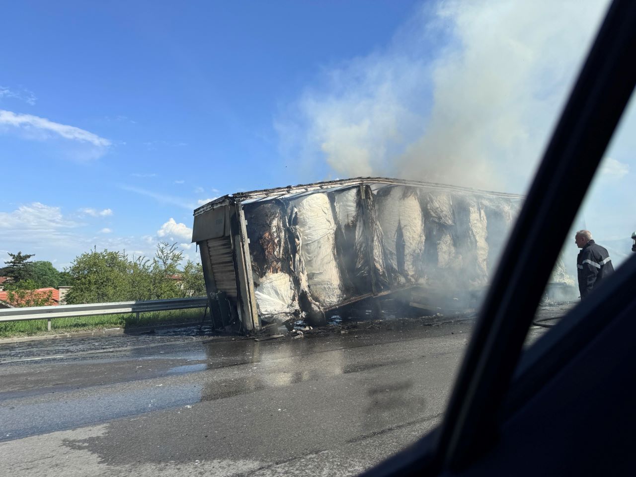 <p>Камион се обърна и се запали на Околовръстния път на столицата. Инцидентът стана близо до Казичене.</p>