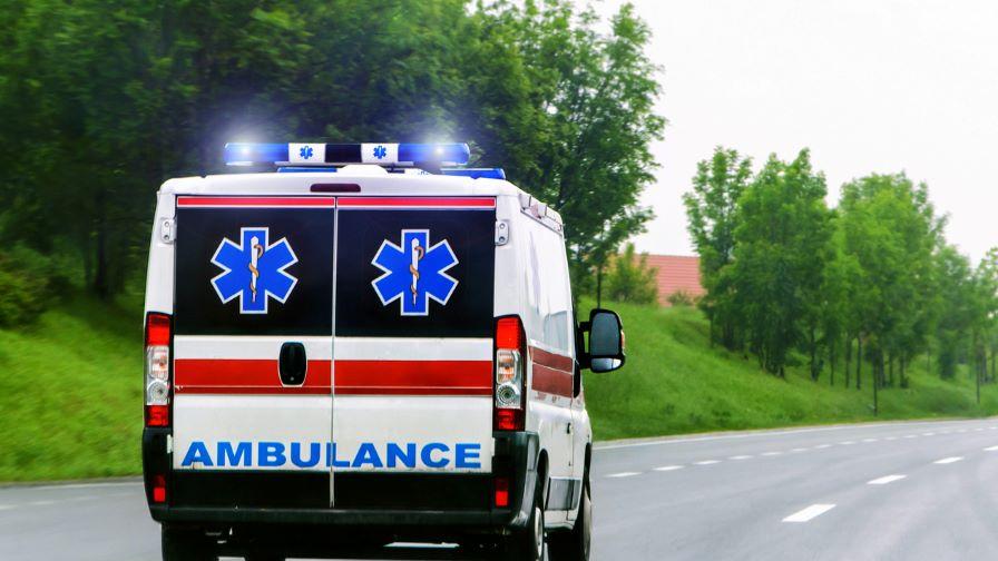 Жертва и 30 ранени при катастрофа между кола и автобус край Белград