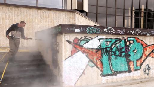 Надписи и графити по фасадата на НДК