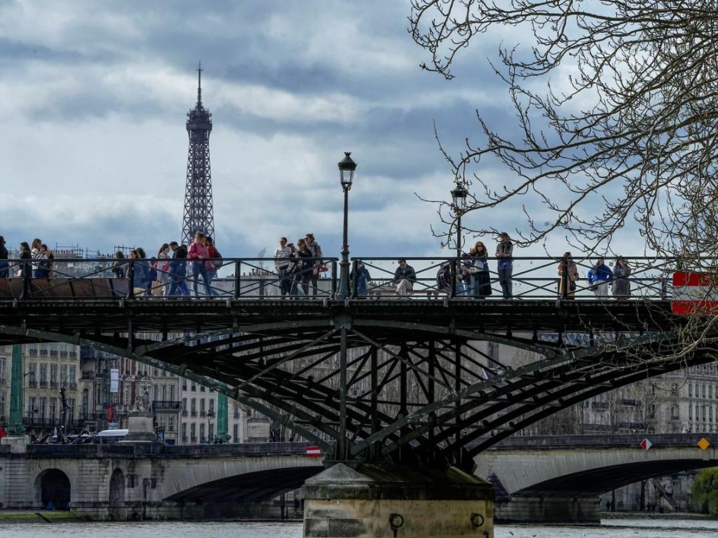 Френските власти днес повдигнаха предварителни обвинения в тероризъм срещу 18 годишен