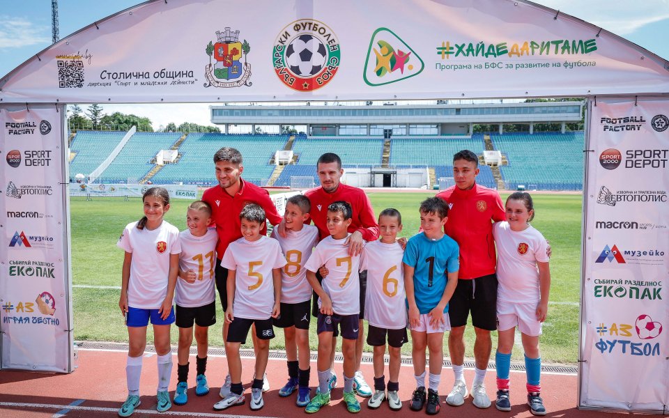 Национали наградиха деца на футболен турнир