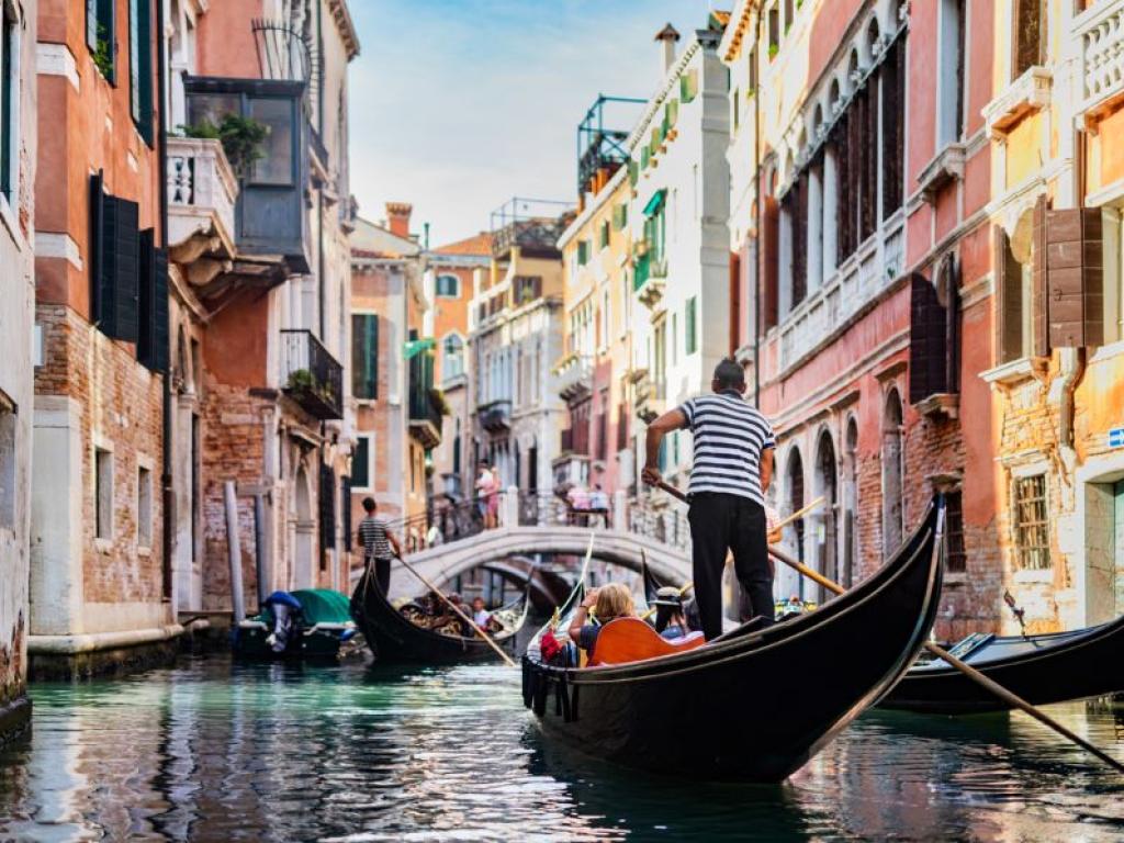 Влязоха в сила нови ограничения за туристите във Венеция От