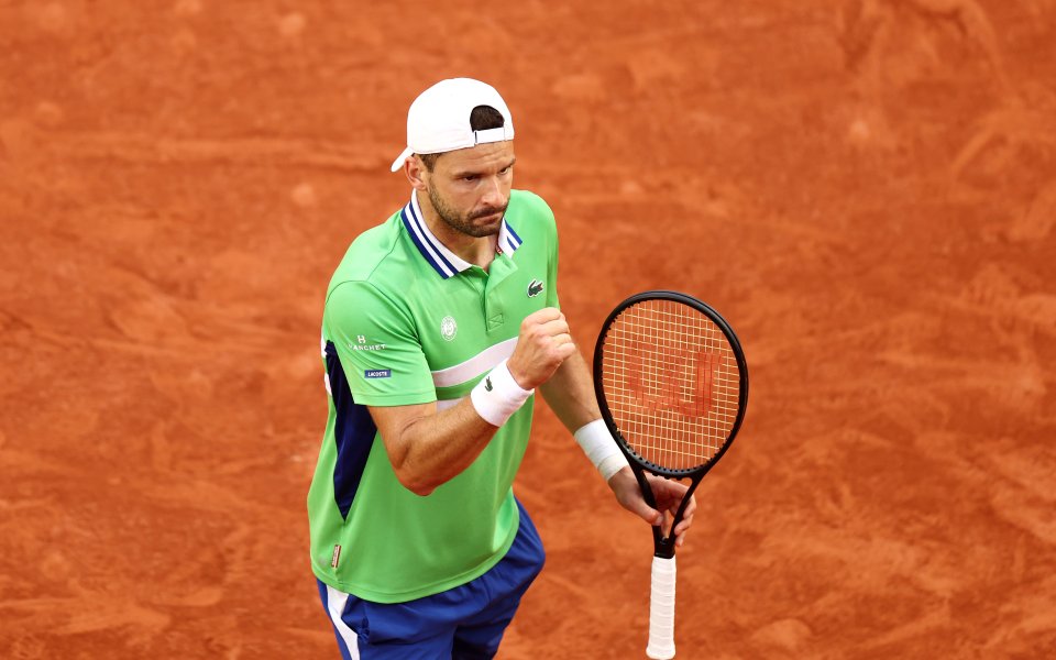 Григор Димитров и Хуберт Хуркач играят при резултат 7:6(4), 6:4, 6:6 в