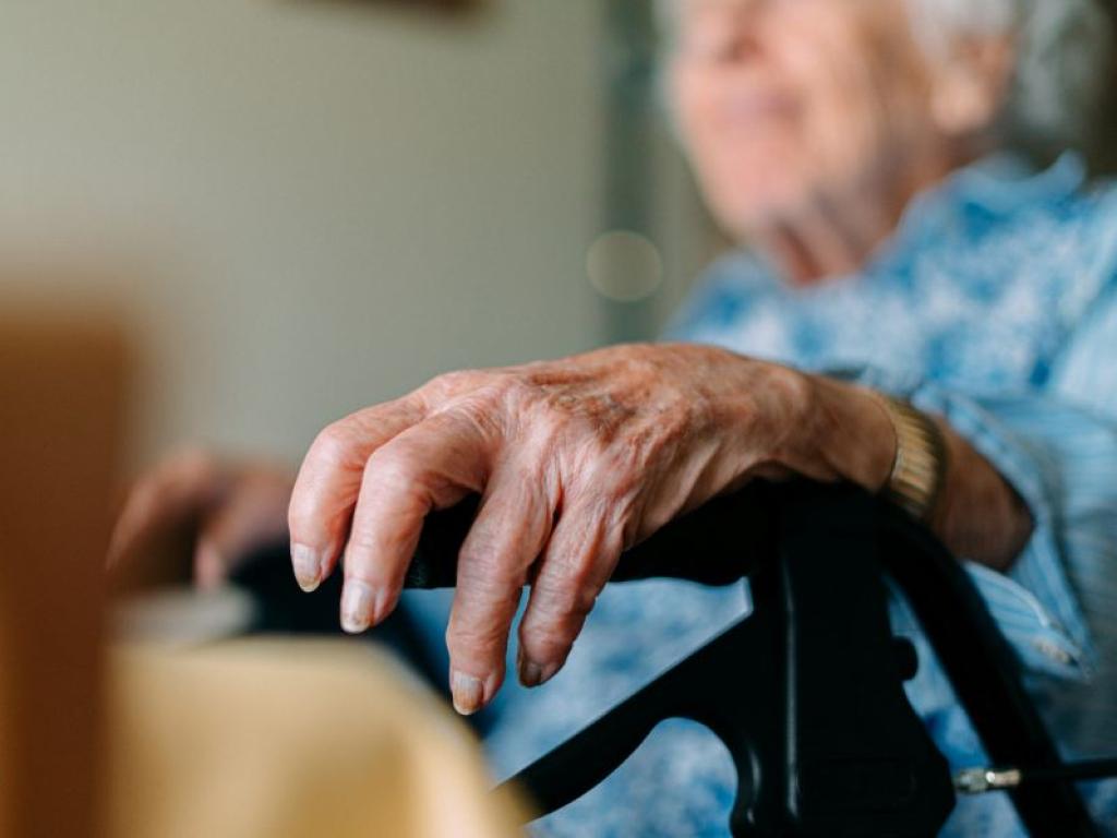 Възрастна жена преби с бастун бившия си сват в Пещера