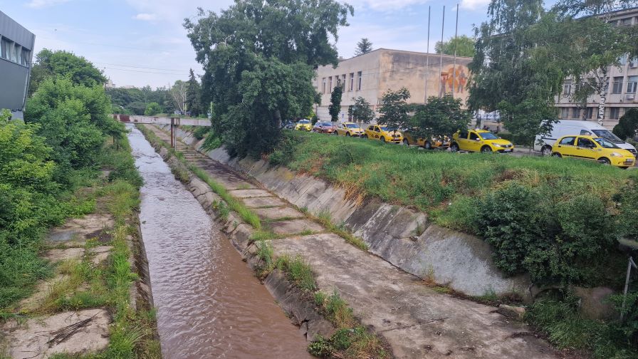 След поройния дъжд: Свлечени кални маси затрудняват движението по пътя Разград – Самуил