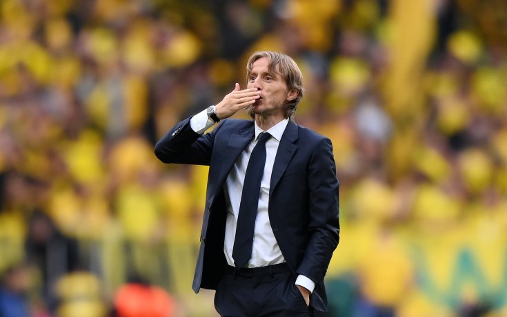 В Хърватия посрещнаха Модрич като герой, дариха го с торта (видео)