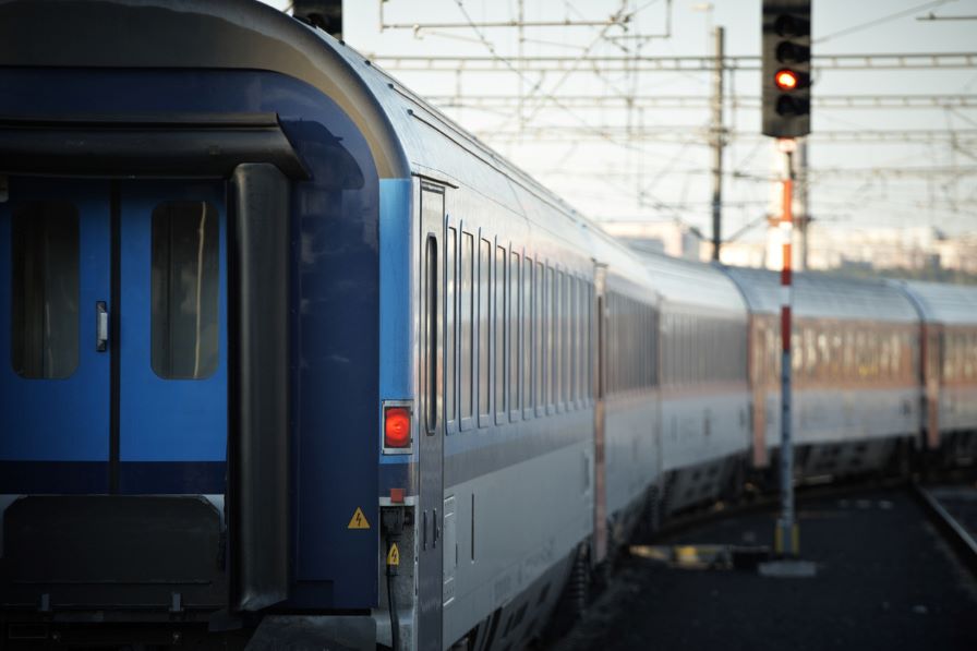 Дърво падна върху движещ се влак в Гърция, машинистът е ранен