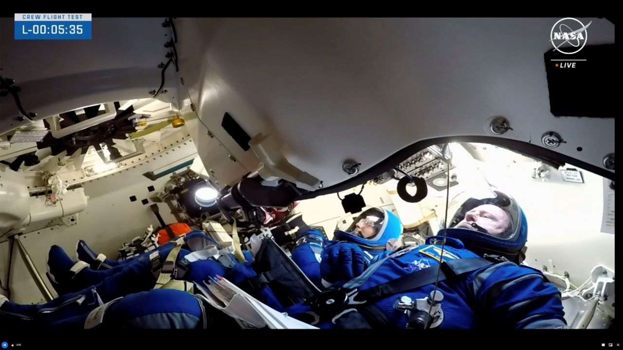 <p>Космическата капсула на &bdquo;Боинг&ldquo; получи още течове по време на първия си тестов полет с астронавти, докато се приближаваше към Международната космическа станция (МКС) в четвъртък, съобщи АП.</p>