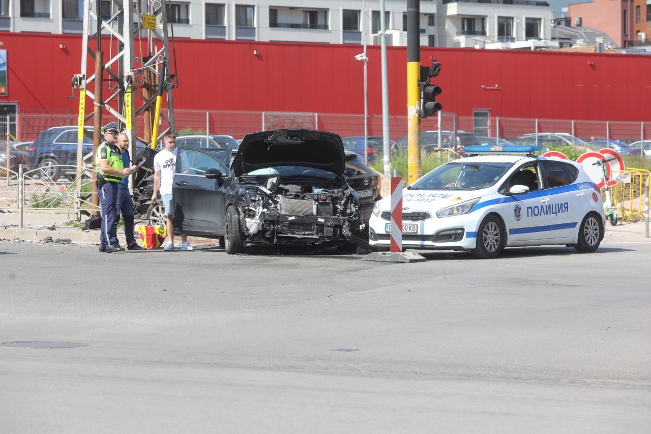 <p>Два леки автомобила се удариха тази сутрин в София. Катастрофата стана в района на столичния булевард &quot;Черни връх&quot;.</p>