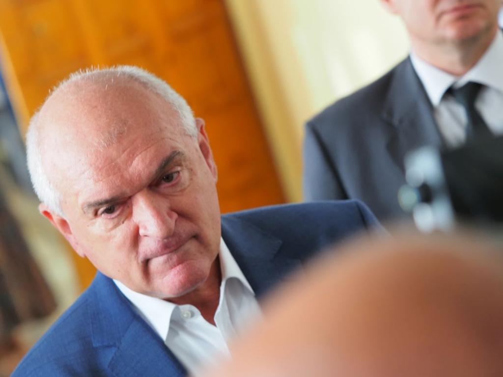Служебният премиер Димитър Главчев упражни правото си на глас малко