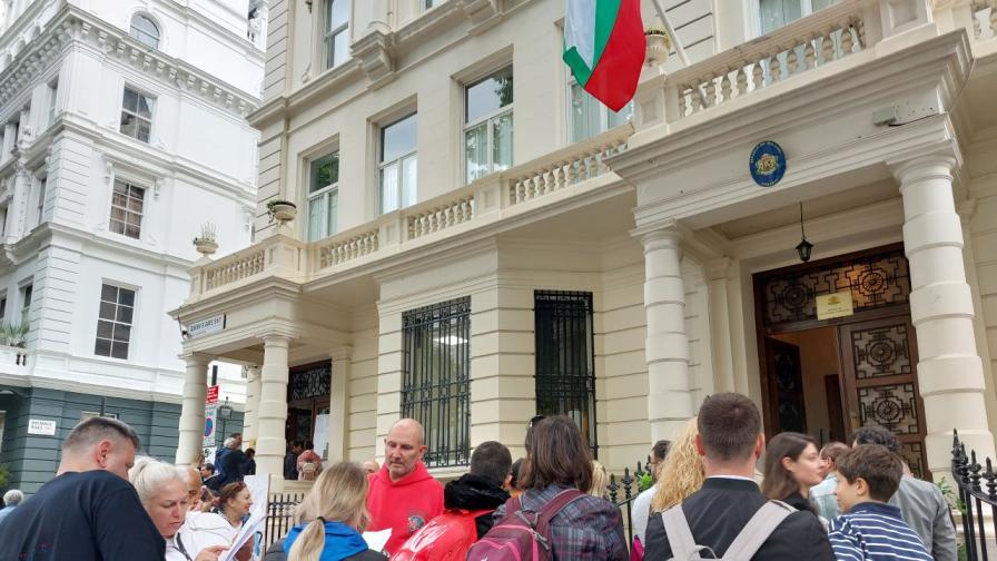 <p>Опашка от гласоподаватели се изви пред посолството ни в Лондон (СНИМКИ)&nbsp;</p>