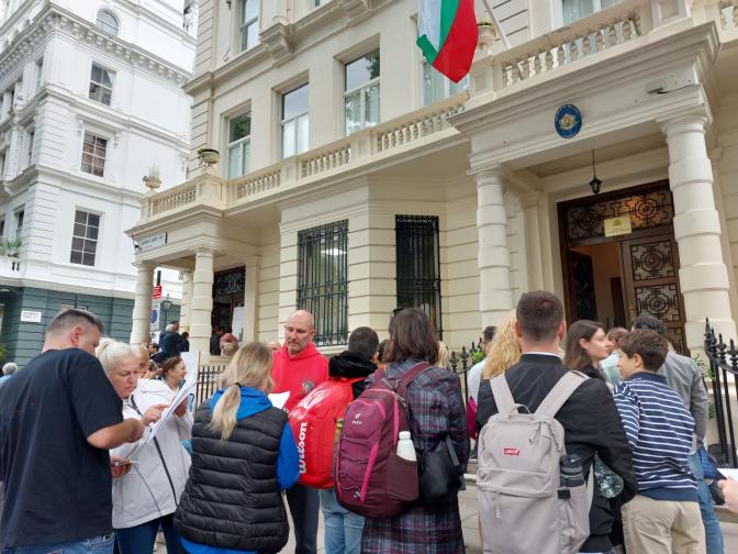 Опашки за гласуване пред посолството ни в Лондон