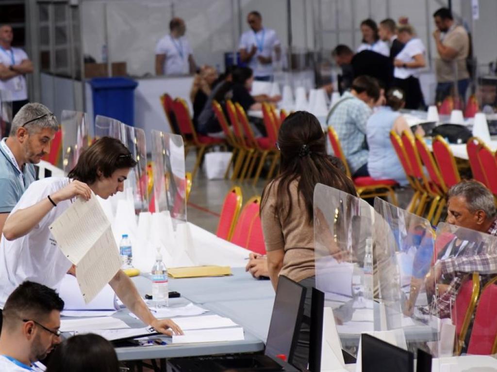 В Асикс Арена където се обработват изборните книжа на 24 РИК