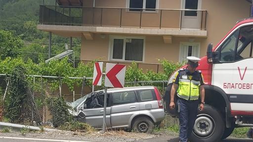 Кола се вряза в двор на къща на пътя Разлог-Симитли, шофьорът загина