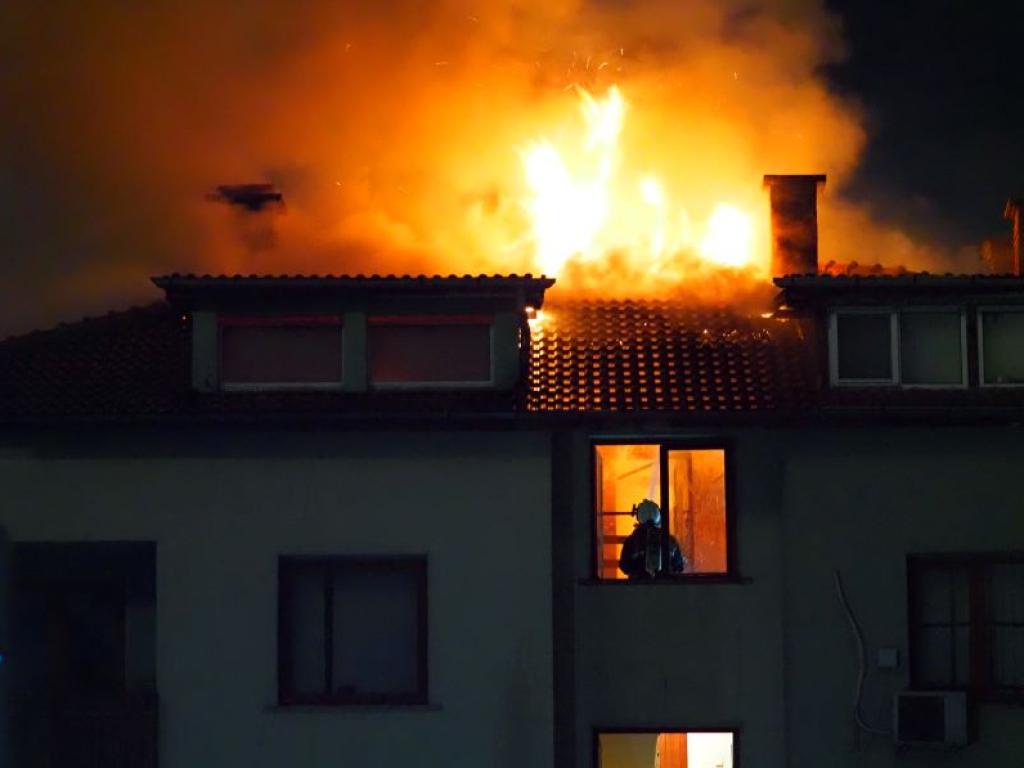 Голям пожар в жилищна сграда на ул Лъвски рид в столичния