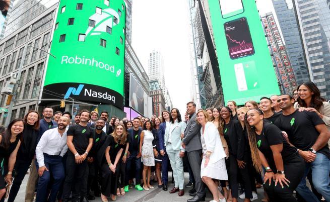 29 юли 2021 г. - Robinhood официално започва да се предлага на борсата като публична компания