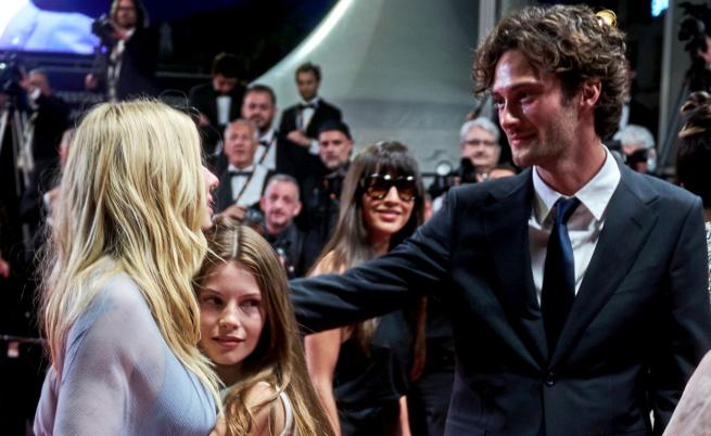 Сиена Милър: Никога не съм вярвала, че ще се влюбя в толкова млад мъж!