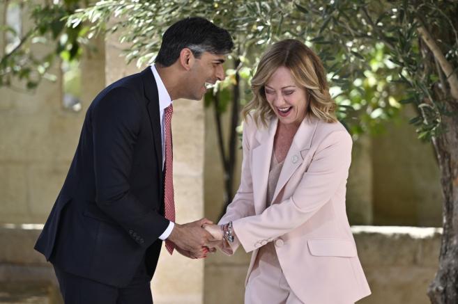  Снимки демонстрират по какъв начин двойката е засияла, до момента в който топло се поздравяват на срещата на върха в Пулия под короната на маслиново дърво 