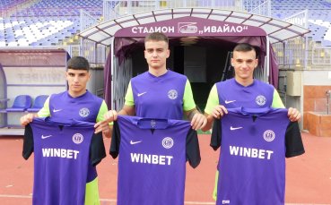 Трима юноши подписаха първи професионални договори с Етър