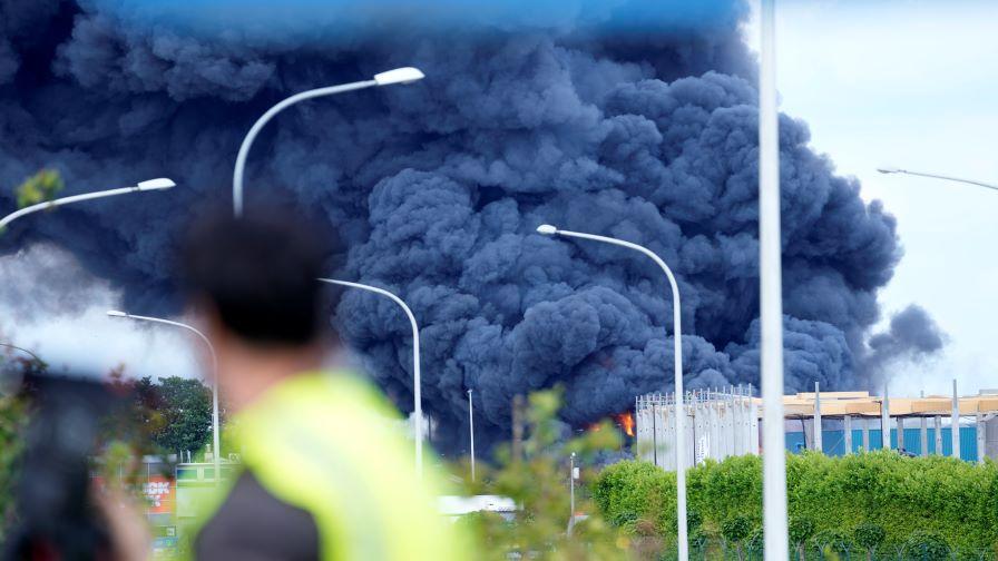 Голям пожар в товарната зона на летището в Брюксел (СНИМКИ)