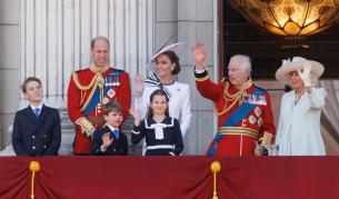 Голямото завръщане: Кейт Мидълтън редом до краля на балкона на Бъкингамския дворец