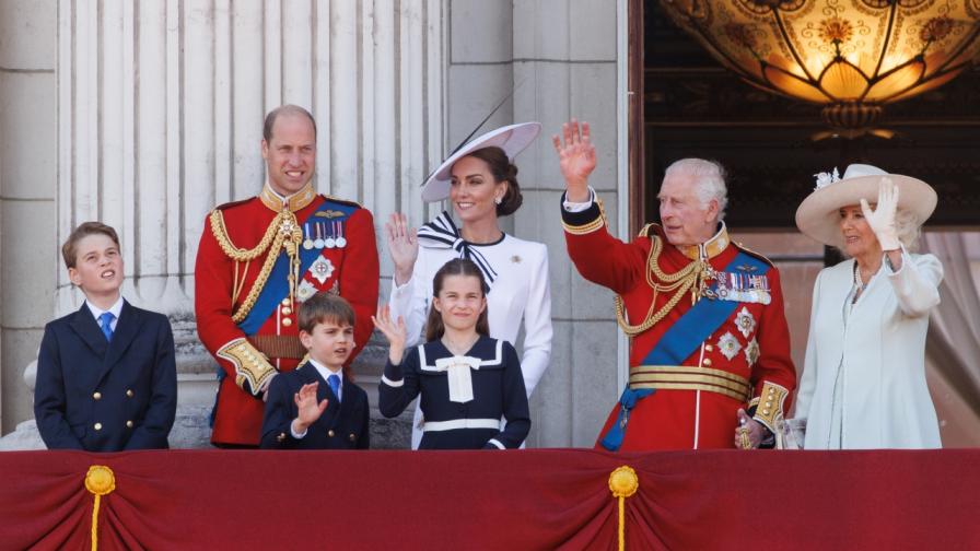 Голямото завръщане: Кейт Мидълтън редом до краля на балкона на Бъкингамския дворец