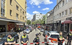 Германската полиция простреля човек с кирка на футболно шествие в Хамбург