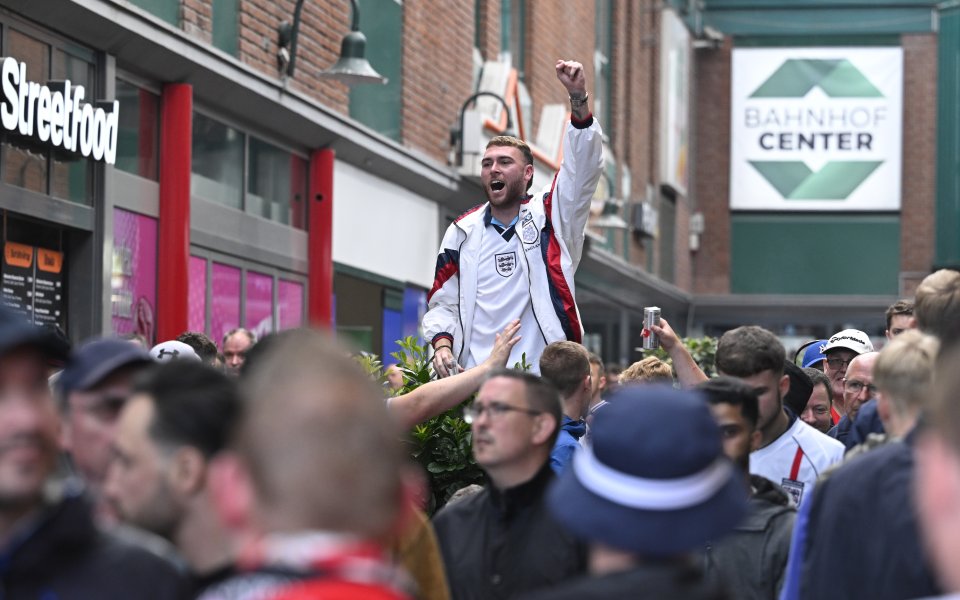 Феновете на Дания и Англия вече се помещават във Франкфурт,