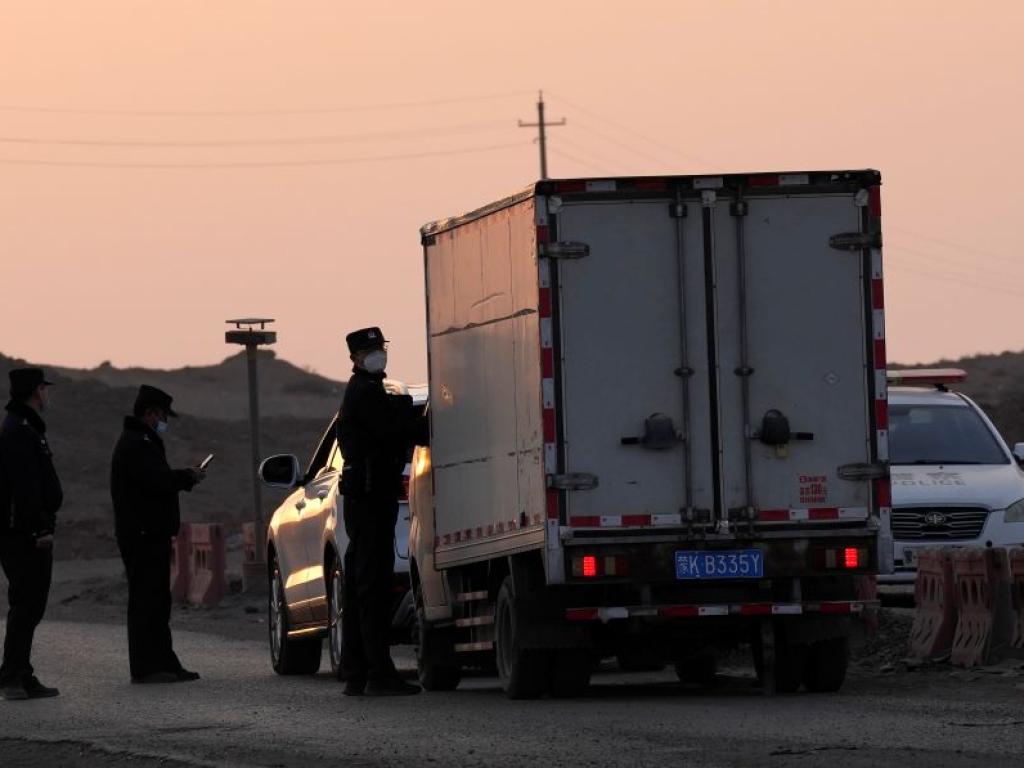 Осем души бяха открити в хладилен камион в централната китайска