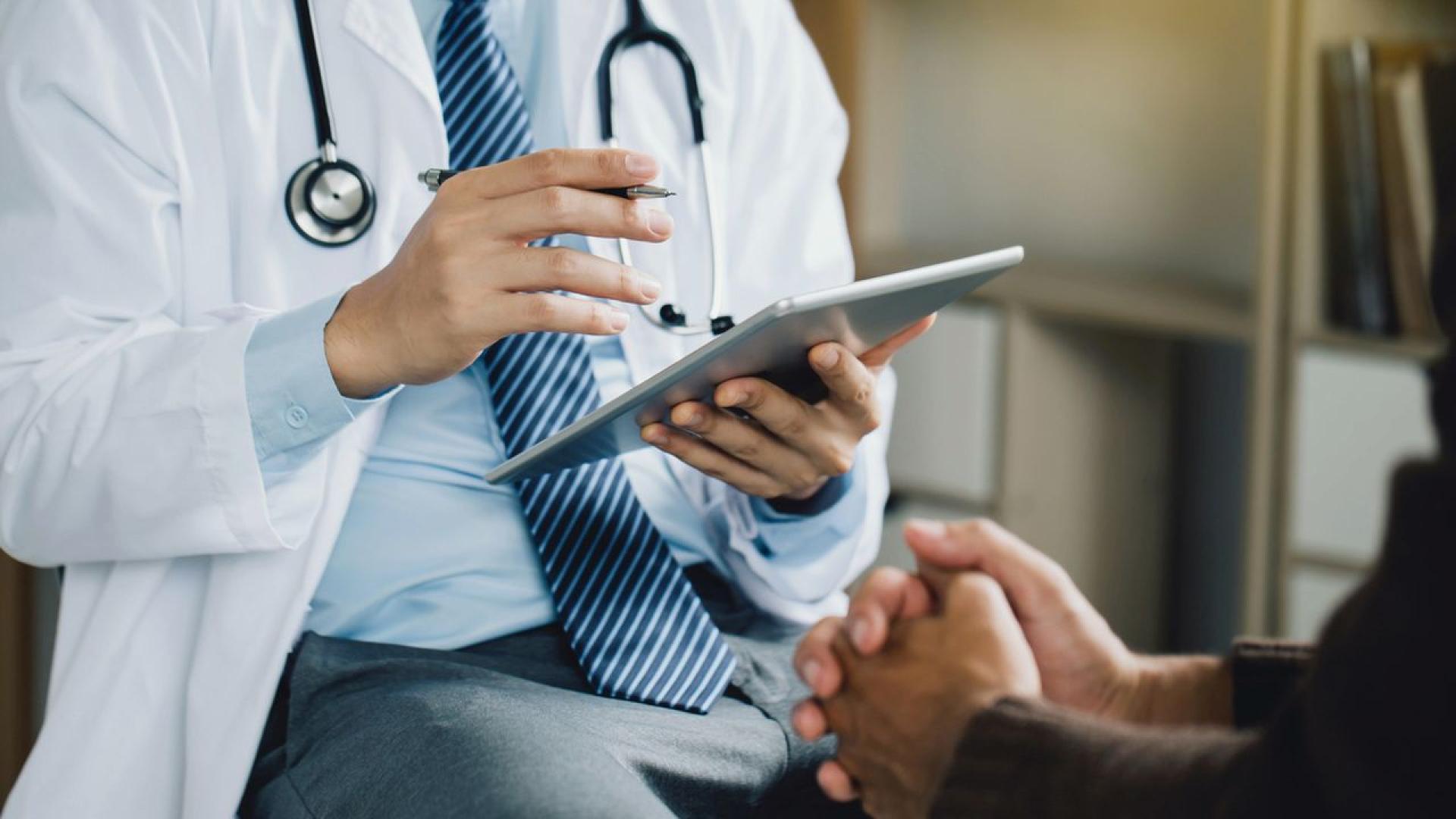 Настоящи и бъдещи лекари и медицински специалисти медицински сестри акушерки