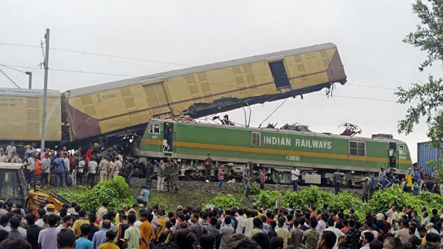 Броят на жертвите от влаковата катастрофа в Индия достигна 15 души