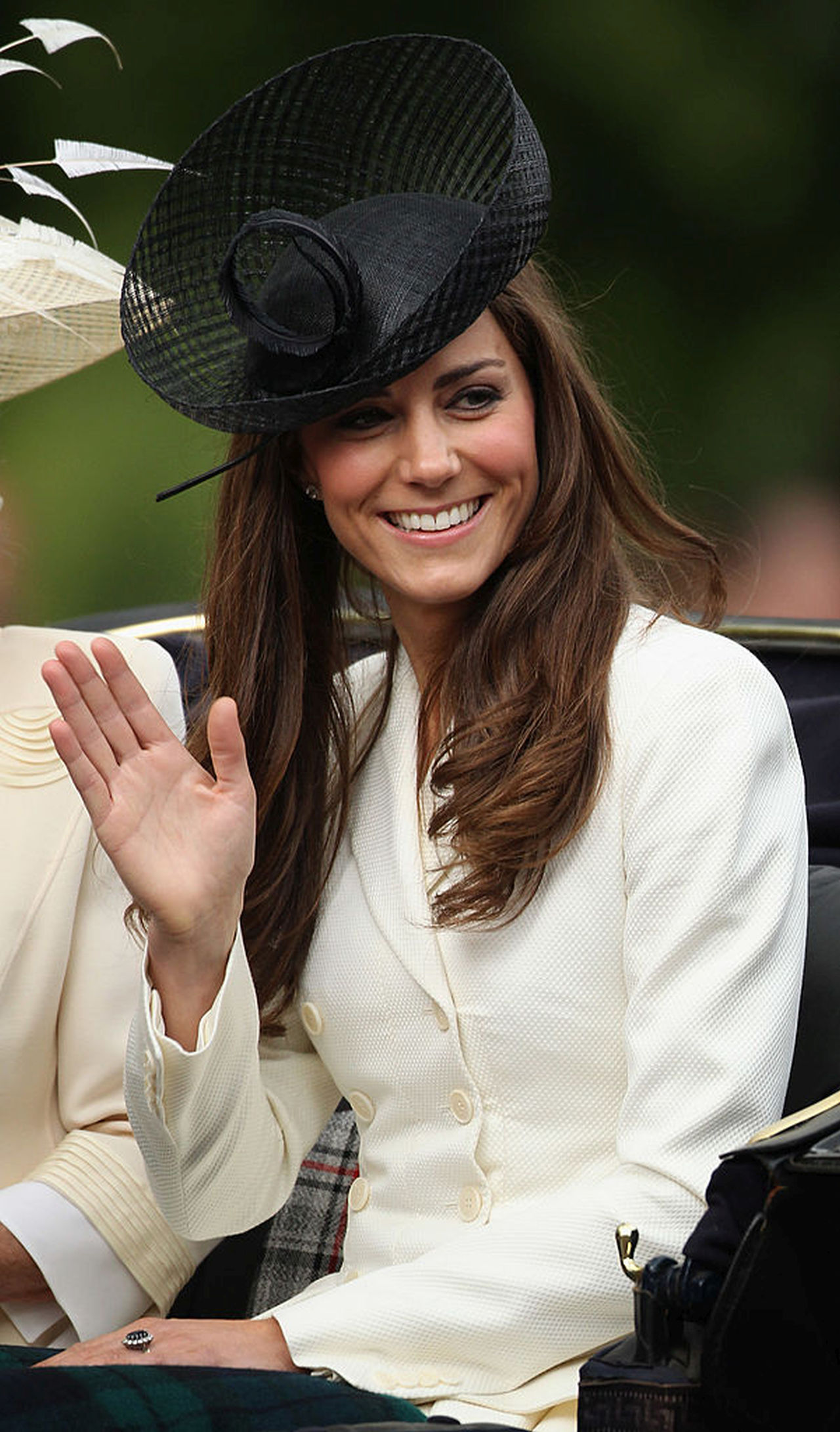 <p><strong>2011: Първа поява</strong></p>

<p>За първото си появяване в Trooping the Color като член на кралското семейство два месеца след&nbsp;брака си, Кейт носеше впечатляващо черно-бяло облекло, което се съсредоточаваше върху&nbsp;милитари рокля с палто на Alexander McQueen и пола с панели.</p>