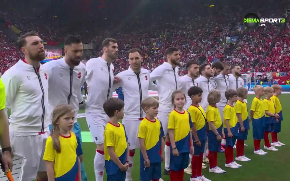 Голяма част от хилядите турски фенове, заели местата си на