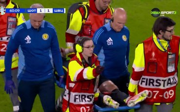 Тежка контузия за футболист на Шотландия - изнесоха го с носилка (видео)